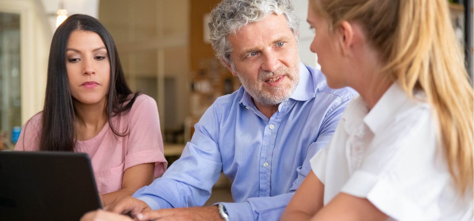 Famille accompagnée pour choisir un hébergement pour senior adapté