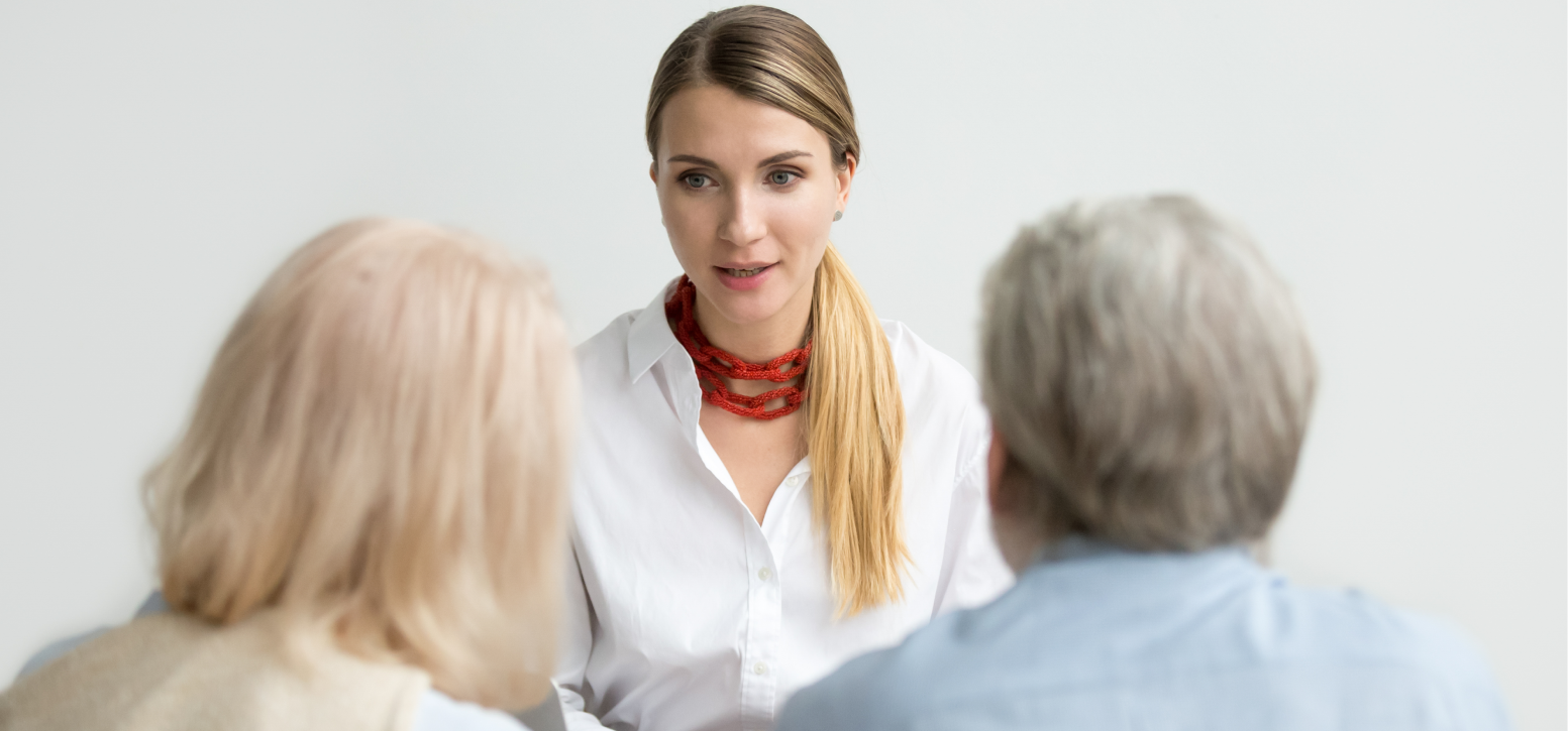 Famille comparant le tarif EHPAD 2026 avec une conseillère spécialisée.